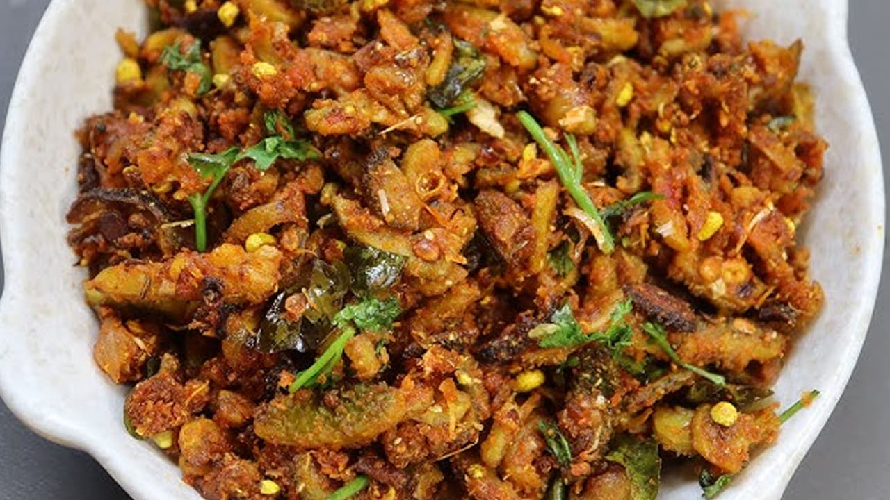 బోడ కాకరకాయలను తీసుకుని నీటిలో కడిగి వాటిని ముక్కలుగా కట్ చేసి నూనెలో బాగా వేయించుకోవాలి.