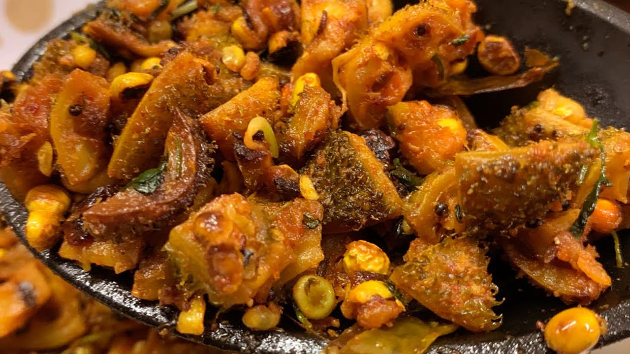 వేయించిన బోడ కాకరకాయ ముక్కలలో ఈ మిశ్రమాన్ని వేసి గరిటేతో తిప్పుకుని కరివేపాకు ఆకులు వేసి మీడియం  మంటపై 10 నిమిషాల పాటు స్టవ్ మీదే పెట్టండి.