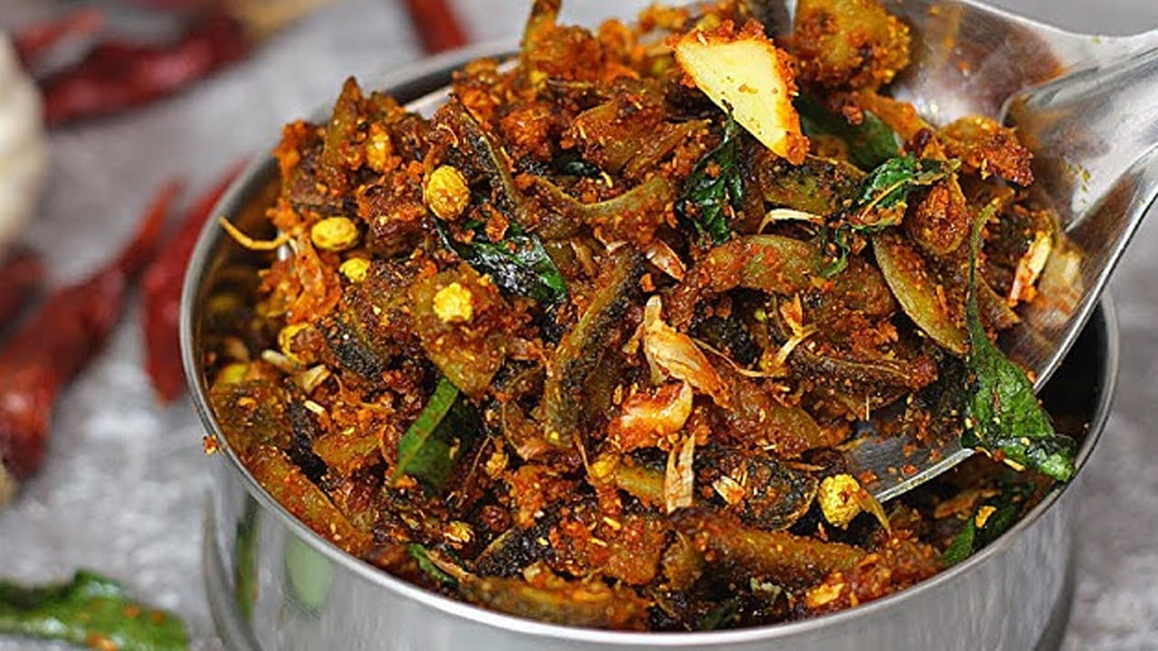 కావాల్సిన పదార్ధాలు : 350 గ్రాములు బోడ కాకరకాయలు, ఒక కప్పు ఉల్లిపాయ ముక్కలు, 4 ఎండుమిర్చి,  ఒక టీ స్పూన్ వెల్లుల్లి  పేస్ట్, కరివేపాకు ఆకులు, జీలకర్ర, రుచికి ఉప్పు, కారం, పసుపు, నూనెను తీసుకోవాలి. 
