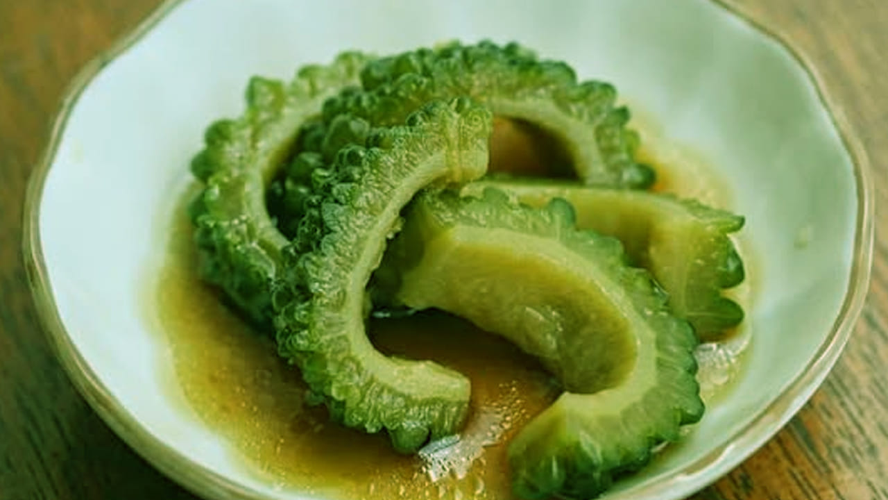 కాకరకాయలో ఉండే యాంటీ ఆక్సిడెంట్లు లివర్ ను ఆరోగ్యంగా ఉంచుతాయి. ఇంకా చర్మ సమస్యలు కూడా రాకుండా ఉంటాయి. 
(NOTE: ఇందులోని అంశాలు కేవలం అవగాహన కోసం మాత్రమే. నిపుణులు అందించిన సమాచారం ప్రకారం ఇక్కడ తెలియజేయడమైనది. ఆరోగ్యరీత్యా ఎలాంటి సమస్యలు ఉన్నానేరుగా వైద్య నిపుణులను సంప్రదించడం మంచిది)