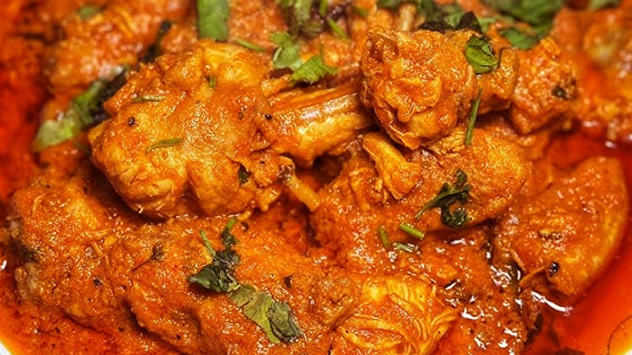 ఇక ఇప్పుడు  అల్లం-వెల్లుల్లి పేస్ట్ వేసి దానిలో చికెన్ ముక్కలను వేయండి. 10 నిముషాలు అలా ఉంచిన తర్వాత అర టీ స్పూన్ పసుపు, ఉప్పు వేసి  బాగా ఉడికించండి.