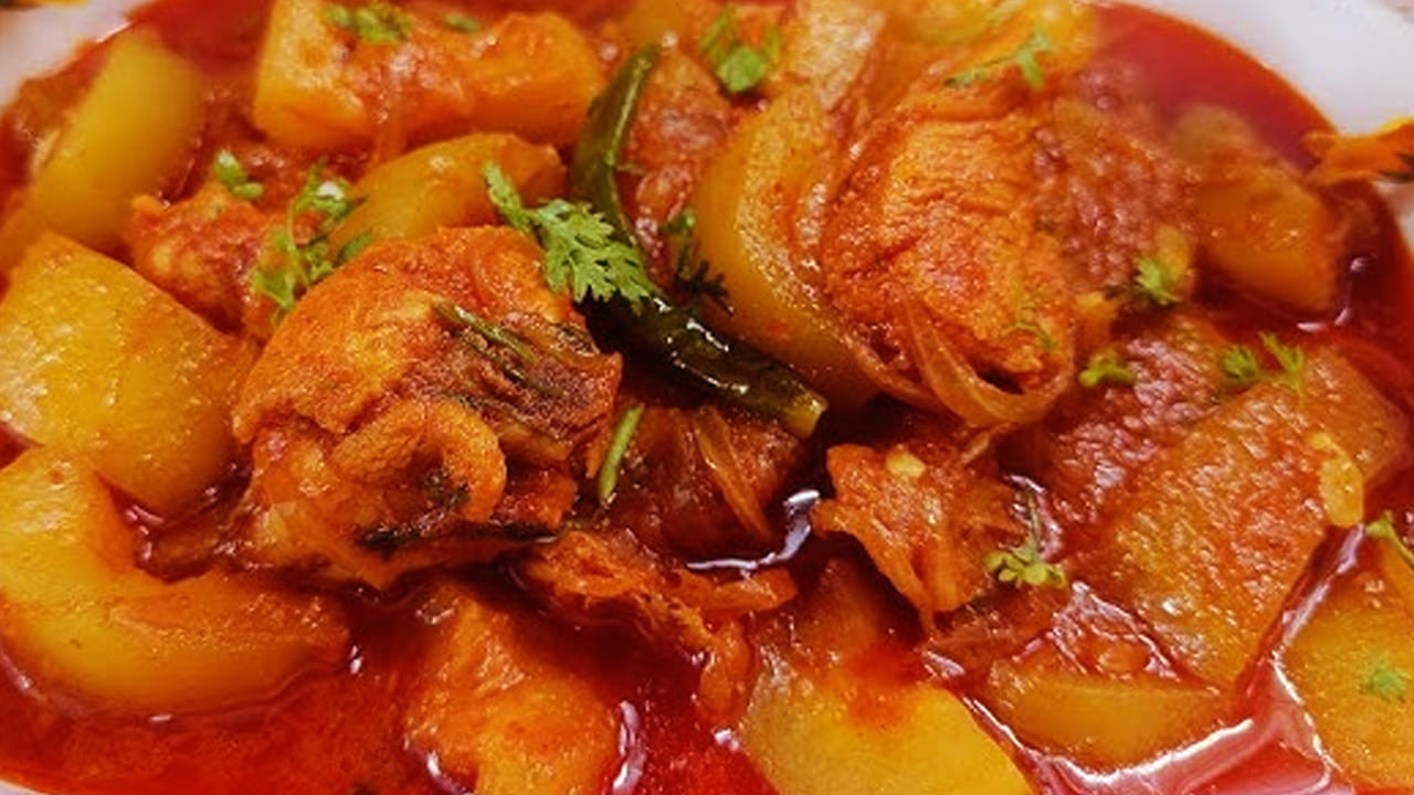 కారం,  మసాలా పొడులు  వేసి బాగా కలుపుకోండి.  గ్రేవీ తినాలనుకునే వారు ఒక గ్లాస్ నీళ్ళు పోసి 10 నిముషాలు అలాగే ఉంచండి. క్యాబేజీ, చికెన్ ఉడికిన తర్వాతదించే ముందు కొత్తిమీర వేసి కిందకు దించేయండి. అంతే, వేడి వేడి సొరకాయ చికెన్ కూర రెడీ.