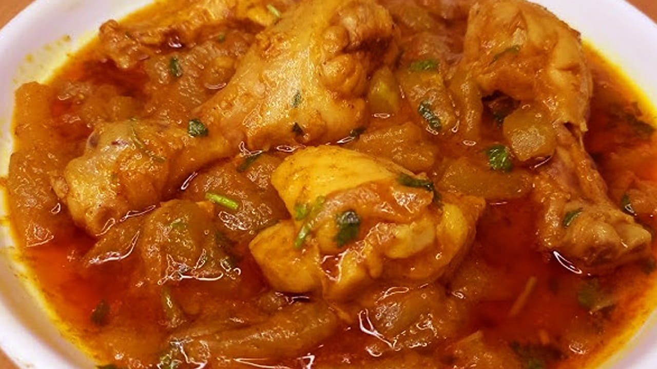 కావాల్సిన పదార్థాలు : అరకిలో చికెన్, సొరకాయ ముక్కలు 200గ్రాములు, పెద్ద ఉల్లిపాయలు, ఒక టేబుల్ స్పూన్ అల్లం వెల్లుల్లి పేస్ట్ , 5 పచ్చిమిర్చి, ఒక టేబుల్ స్పూన్ కారం, అర టీ స్పూన్ పసుపు, ఒక టేబుల్ స్పూన్ ధనియాల పొడి, అర టీ స్పూన్ గరం మసాలా, 2 టేబుల్ స్పూన్స్ నూనె, రుచికి సరి పడినంత ఉప్పు తీసుకోవాలి.