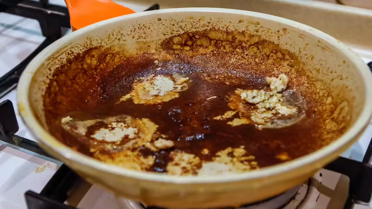 కిచెన్ గదిలో చేసే చిన్న చిన్న పొరపాట్లు వలన గిన్నెలు మాడిపోతుంటాయి. అయితే, వాటిని వదిలించడం పెద్ద కష్టంగా ఉంటుంది. ఈ టిప్స్ తో ఎలాంటి మొండి జిడ్డునైనా ఈజీగా పోగొట్టవచ్చు.