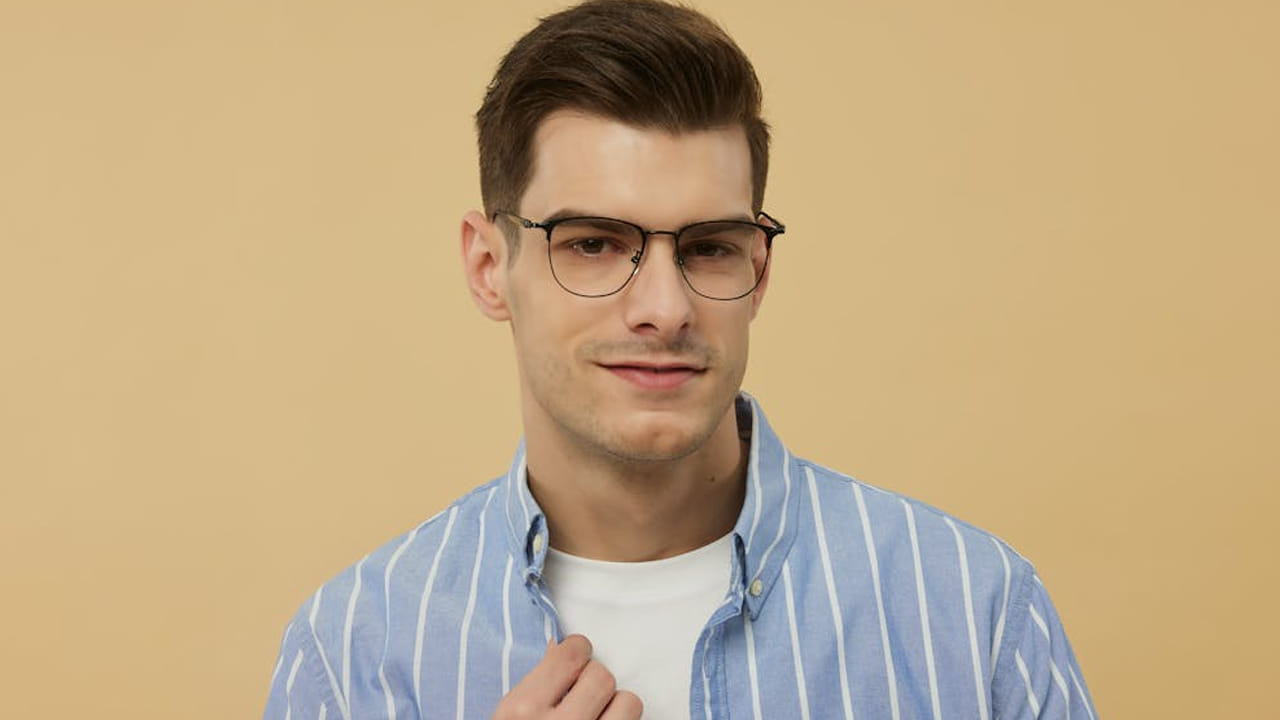 వారంలో రెండు సార్లు అయినా ఫేస్ ను స్క్రబ్ చేయడం వలన బ్యాక్టీరియా మొత్తం తొలగుతుంది. అప్పుడప్పుడు శనగపిండి,  నిమ్మరసం వంటి వాటిని ఫేస్ కు పెడుతూ ఉండండి. 
