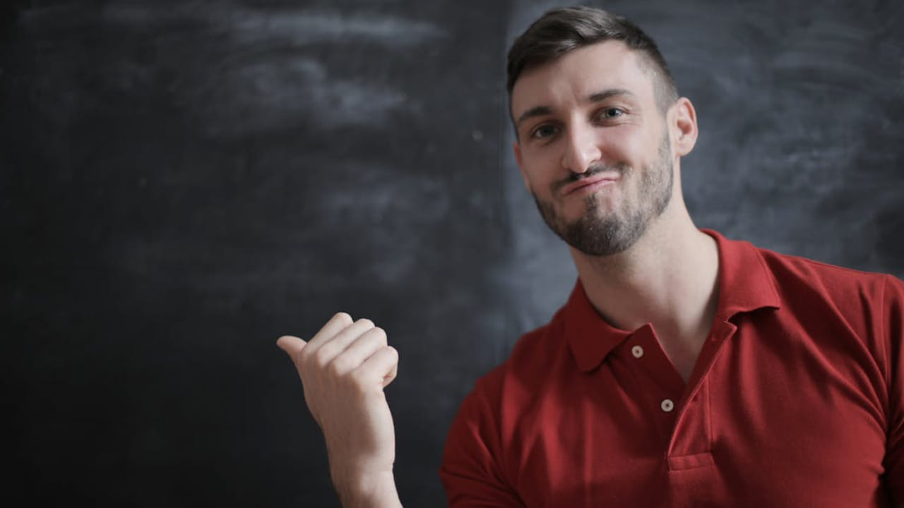 
 షేవింగ్: మీరు షేవింగ్ చేసుకునే ముందు మీ ముఖాన్ని గోరువెచ్చని నీటితో  శుభ్రంగా కడగండి. ఇలా చేయడం వలన వెంట్రుకలు మెత్తబడతాయి. ఆ తర్వాత షేవింగ్ చేసుకుంటే మీరు మంచి లుక్ లో కనిపిస్తారు. 
