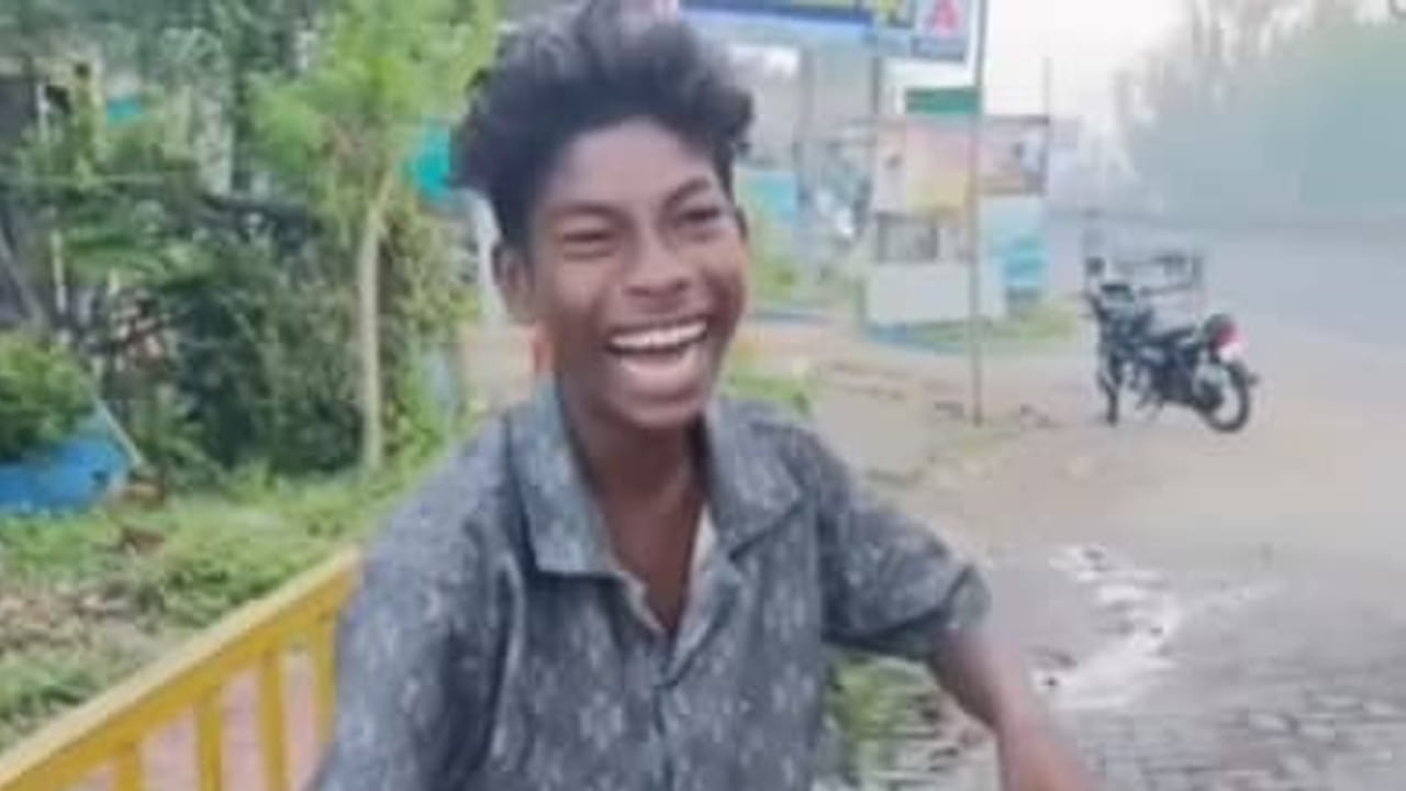 అదృష్టం ఎవరిని ఎప్పుడు వరిస్తుందో ప్రత్యేకంగా చెప్పాల్సిన పని లేదు. ఈ మధ్య చాలా మంది ఇన్ స్టా గ్రామ్ ద్వారా తెగ ఫేమస్ అవుతున్నారు. అయితే ఎవరికైనా సరే చాలా వీడియోస్ చేస్తేనే ఫేమ్ వస్తుంది. కానీ ఒక కుర్రాడికి మాత్రం చిన్న ఒక్క వీడియోనే తనకు అదృష్టాన్ని తీసుకొచ్చింది.  చేతిలో టీ గ్లాస్ పట్టుకొని, ఎలాంటి మేకప్ లేకుండా, చాలా నేచురల్‌గా టీ తాగుతూ.. ఆనందంగా మనస్ఫూర్తిగా నవ్వుతూ కనిపించాడు. ఈ వీడియో చాలా మందిని ఆకర్షించింది. దీంతో చాలా మంది ఈ వీడియోను తెగ ఉపయోగించుకుంటున్నారు.