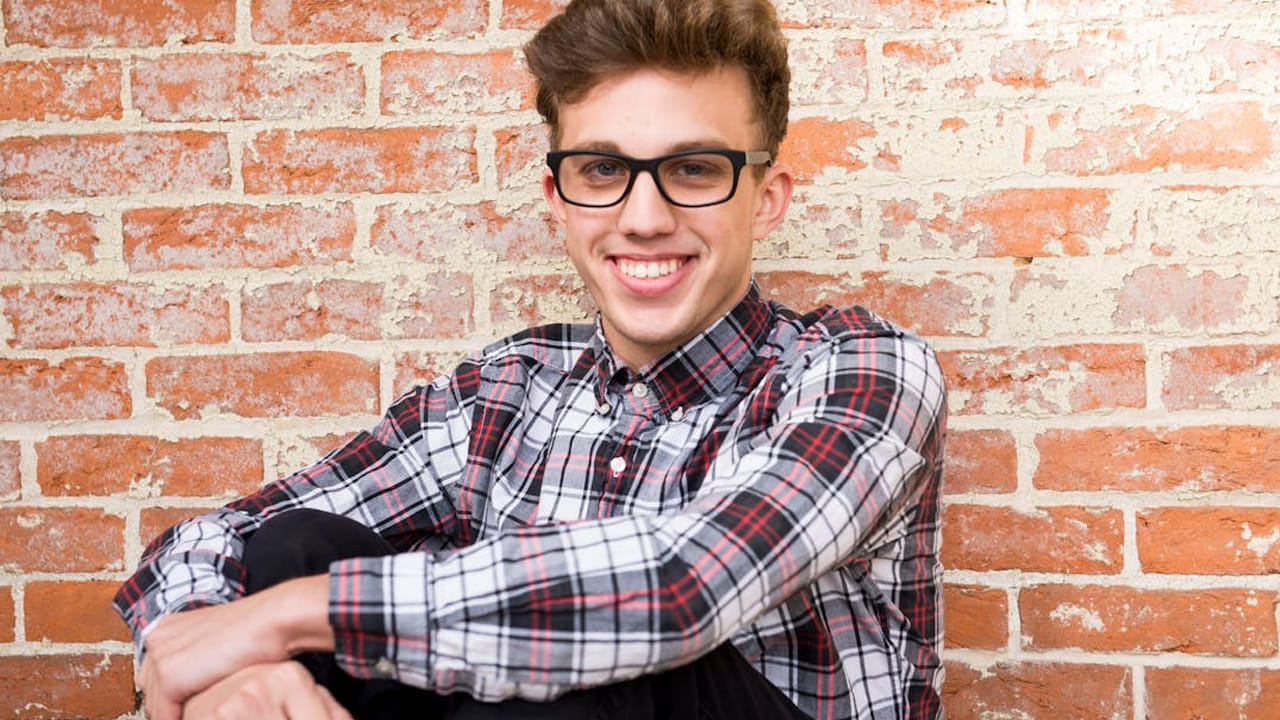 స్కిన్ కేర్:  అమ్మాయిల గురించే తెలిసిందే కదా గంట గంటకి ఫేస్ వాష్ చేస్తూనే ఉంటారు. అయితే, అబ్బాయిలు మరి అన్ని సార్లు కాకపోయినా కనీసం రెండు సార్లు అయినా ఫేస్ వాష్ చేసుకోండి. 
