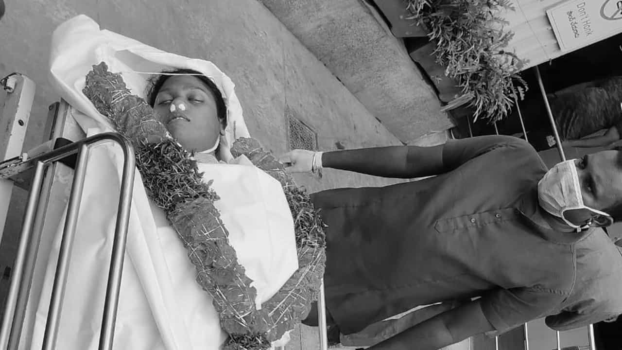 తనువు చాలించి.. నలుగురికి ప్రాణం పోసి.. హైదరబాద్ లోని  ఓ ప్రైవేట్ ఆస్పత్రిలో ఐదు రోజుల పాటు ఐసీయూలో చికిత్స పొందిన సృజన.. బ్రెయిన్ డెడ్ కు గురైందని తెలిపారు అక్కడి వైద్యులు. ఏం చేసినా లాభం లేదని.. అవయవదానం చేసి మరో నలుగురికి ప్రాణదానం చేసే అవకాశం ఉందని కుటుంబ సభ్యులను ఒప్పించారు వైద్యులు. జీవన్ ధాన్ సంస్థ ప్రతినిధులు కుటుంబ సభ్యులకు అవయవదానం గురించి అవగాహన కల్పించారు. 