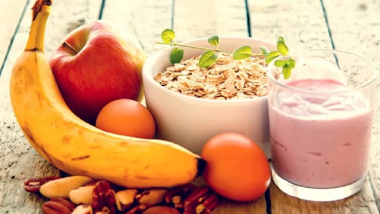 ఆపిల్, స్ట్రాబెర్రీ, జామ, అరటిపండు, దానిమ్మ, ప్లం వంటి మొదలైన పండ్లను ఉదయం బ్రేక్ ఫాస్ట్లో తీసుకోవచ్చు. ఈ పండ్లను చిన్న ముక్కలుగా కట్ చేసి ఓట్స్తో కలపవచ్చు. ప్రయాణిస్తున్నప్పుడు కూడా మీరు దీన్ని హాయిగా తినవచ్చు.