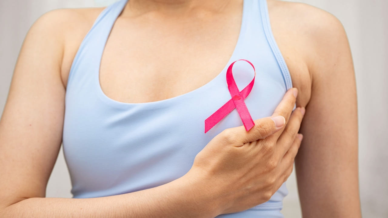 రొమ్ము క్యాన్సర్ భాదితులు ఇప్పటి వరకు 20 లక్షల  కేసులు నమోదయ్యాయని ప్రపంచ ఆరోగ్య సంస్థ వెల్లడించింది. అయితే, దీని గురించి ముందుగా తెలియక పోవడం వల్లే ఈ క్యాన్సర్ ను లేట్ గా  గుర్తిస్తున్నారు.