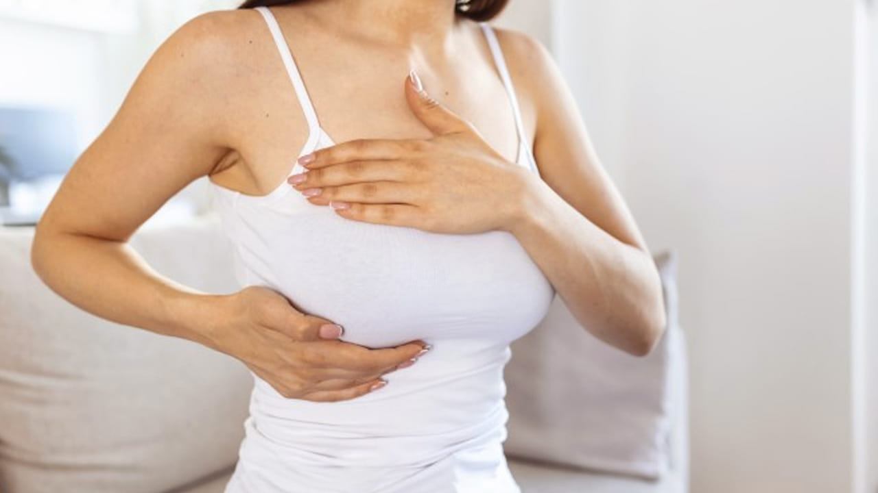 
 రొమ్ము లోపల కణాలు నెమ్మదిగా పెరుగుతాయి చివరికి అవి ఒక కణితి లాగా ఏర్పడతాయి. ఈ వ్యాధి మహిళల్లో చాలా కామన్. దీని వలన మగ వారికీ ఎలాంటి నష్టం లేదు. 

