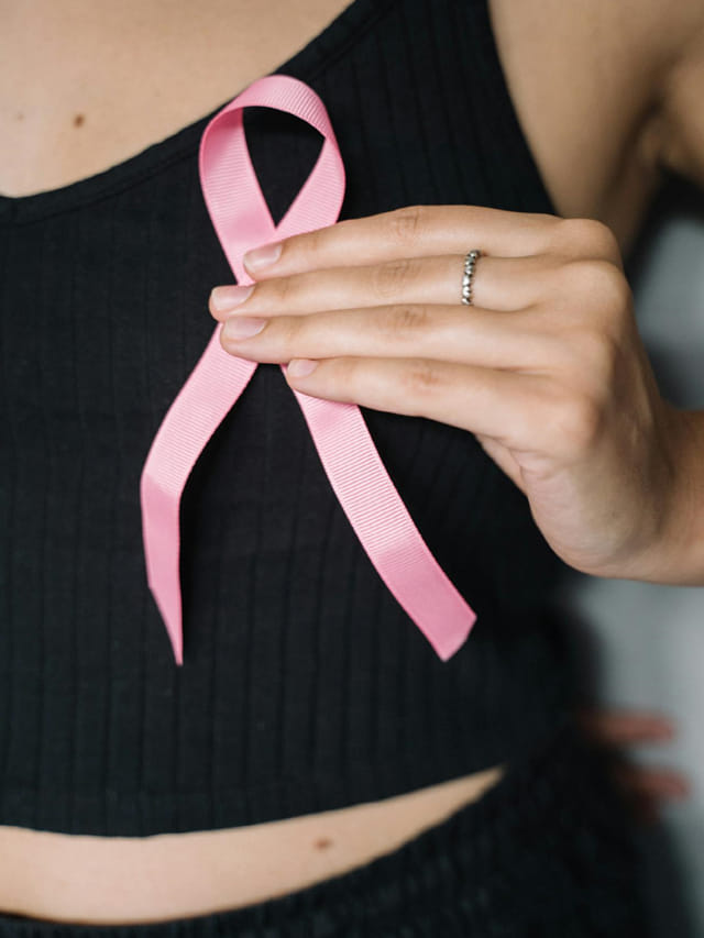 రొమ్ము క్యాన్సర్ ఉందా అని భయపడుతున్నారా? ఇంట్లోనే ఇలా చెక్ చేసుకోండి!