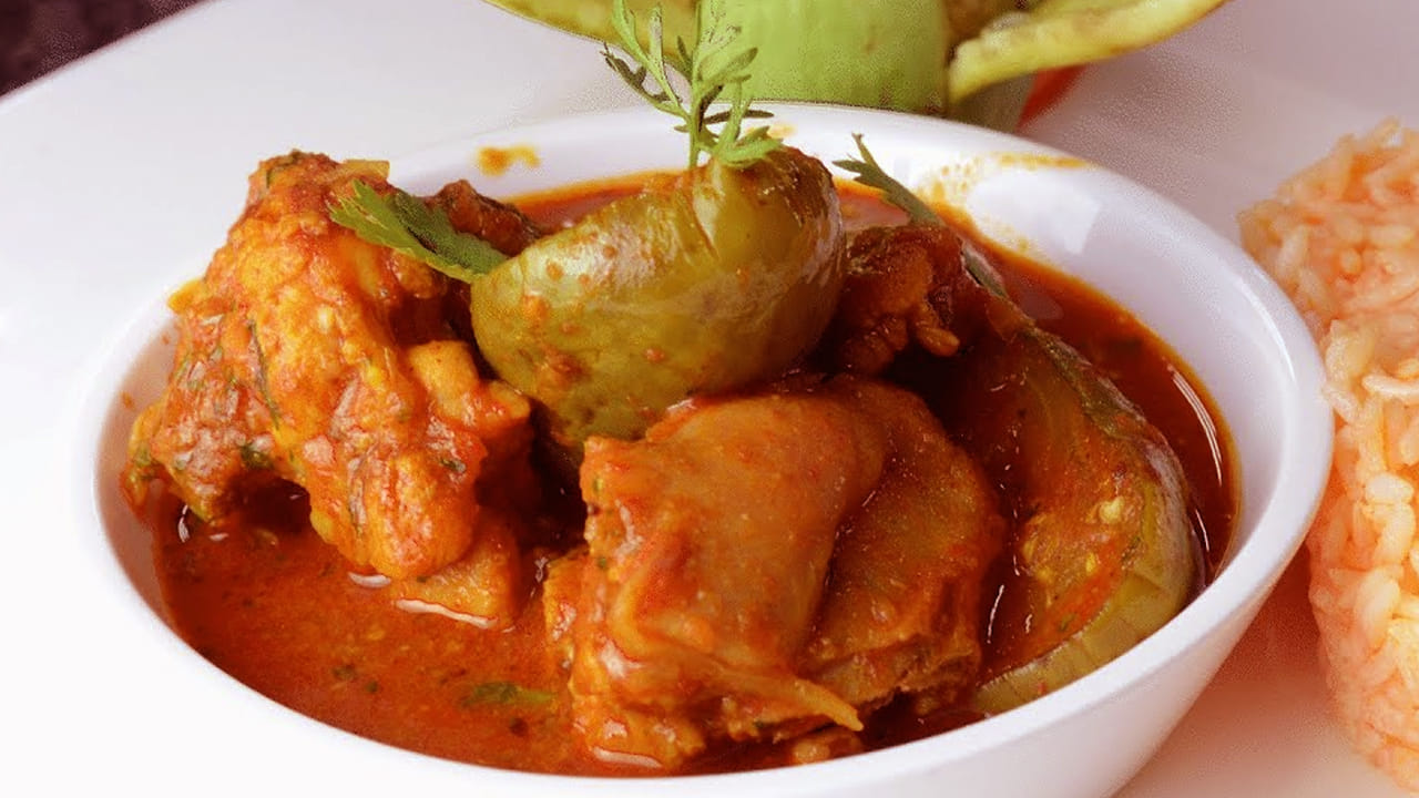 కావాల్సిన పదార్ధాలు: పావు కిలో చికెన్, వంకాయలు 4, చిన్నఉల్లిపాయ, టొమాటోలు 2, 1 టేబుల్ స్పూన్ అల్లం వెల్లుల్లి పేస్ట్, అర టీ స్పూన్ పసుపు, అర టీ స్పూన్ ధనినియాల పొడి, ఉప్పు సరి పడినంత, 3 టేబుల్ స్పూన్స్ నూనె, కొత్తిమీర. 
