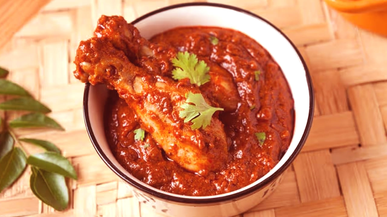 ముందుగా స్టవ్ వెలిగించి ఆ తర్వాత పాన్‌లో నూనె వేసి అది వేడయ్యాక, సన్నగా తరిగిన ఉల్లిపాయ ముక్కలు, కరివేపాకు కూడా వేసి, రంగు మారే వరకు 
బాగా వేయించాలి. కొద్దీ సేపటి తర్వాత అల్లం వెల్లుల్లి పేస్ట్ వేసి బాగా తిప్పుకోవాలి.
