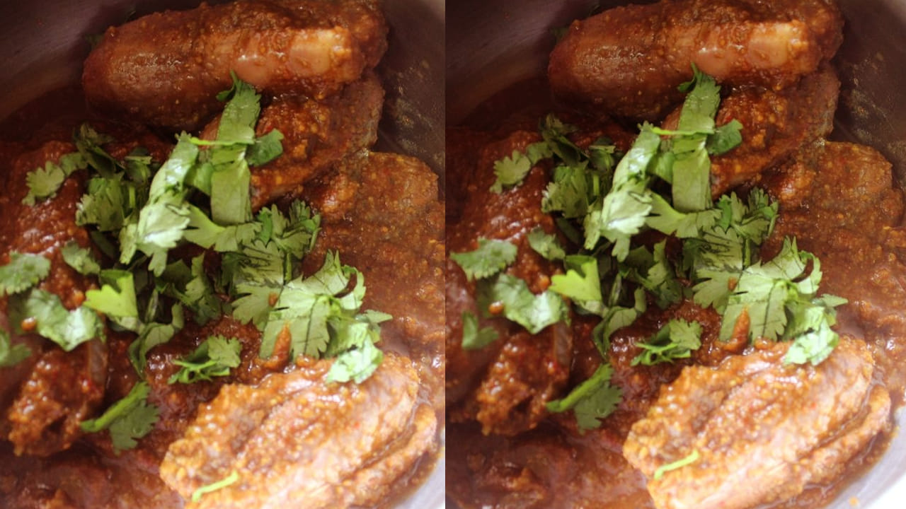 ఇక ఇప్పుడు చికెన్ ముక్కలను తీసుకుని దానిలో అర టీ స్పూన్ పసుపు, రుచికి సరి పడినంత ఉప్పు వేసి వరకు బాగా వేయించాలి. ఆ తర్వాత వంకాయ, టమాటా             ముక్కలు వేసి మగ్గించాలి. కొద్దీ సేపటి తర్వాత కారం, ధనియాల పొడి వేసి కలిసే పోయే వరకు తిప్పాలి.            