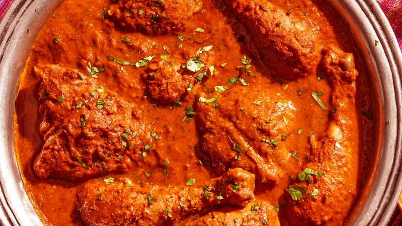 ఇక ఈ మిశ్రమంలో వాటర్ పోసి, చికెన్, వంకాయ అన్ని మెత్తబడే స్టవ్ మీదే ఉంచాలి. దించే ముందు మసాలా, కొత్తిమీర వేసుకోవాలి. అంతే వేడి వేడి వంకాయ చికెన్ కూర రెడీ . 