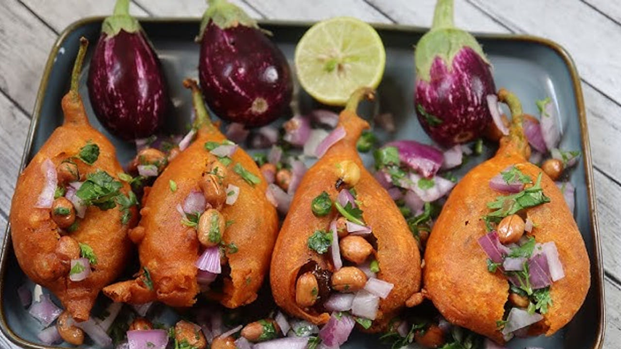 
ముందుగా వంకాయలను తీసుకుని వాటిని నీటితో కడిగి తొడిమలు తీసి వాటిని ఐదు  భాగాలుగా చీల్చాలి. అలాగే, రోటిలో వాము, ఉప్పు, కొద్దిగా సోడా ఉప్పు వేసుకుని దంచుకోవాలి