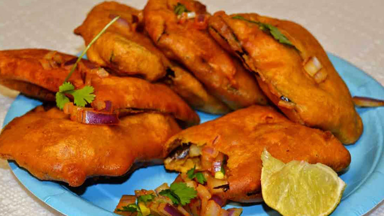 ఆ తర్వాత చీల్చిన వంకాయలను తీసుకుని వాము పొడి వేసిన మిశ్రమాన్ని నింపాలి. రుచిని బట్టి కొద్దిగా కారం, రుచికి సరిపడా ఉప్పును వెయ్యాలి. 