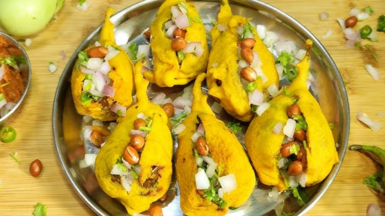 కావాల్సిన పదార్ధాలు : 8 వంకాయలు,  200 గ్రాముల శనగపిండి, ఒక కప్పు బియ్యం పిండి, ఒక టీ స్పూన్ వాము, ఒక టీ స్పూన్ కారం, రుచికి తగినంత ఉప్పు, చిటికెడు వంట సోడా ఉప్పు, బజ్జీలకు సరిపడా నూనెను తీసుకోవాలి. 