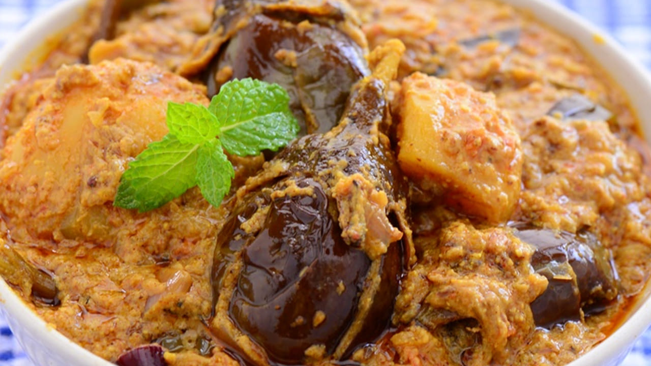 ఇక ఇప్పుడు స్టవ్ వెలిగించి పాన్ పెట్టి దానిలో నూనె  వేసి అది వేడయ్యాక వంకాయ ముక్కలు వేసి గోల్డ్ రంగులోకి  వచ్చే వరకు వేయించాలి. 