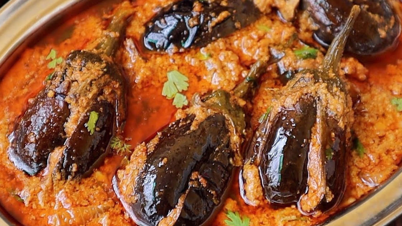 ఇక ఇప్పుడు మళ్ళీ  పాన్ తీసుకుని దానిలో రెండు స్పూన్లు ఆయిల్ వేసి,  టమోటా, ఉల్లిపాయ, మిర్చి వేసి బాగా  వేయించాలి. ఇక ఇప్పుడు దీనిలో వంకాయ ముక్కలు  ముక్కలు, చికెన్ వేసి 10  నిమిషాలు స్టవ్ మీదే పెట్టి బాగా ఉడికించాలి. 