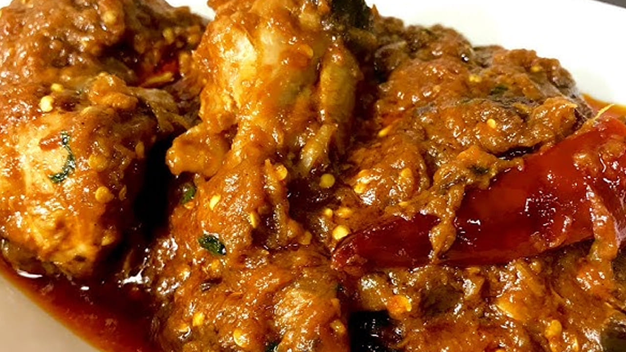 చికెన్, వంకాయలు ఉడికిన తర్వాత  ఒక టీ స్పూన్  కారం, అర టీ స్పూన్ పసుపు, ఉప్పు వేసి మిక్స్ అయ్యే వరకు కలుపుకోవాలి.    చివర్లో కొత్తిమీర వేసి దించేయండి. అంతే వేడి వేడి  వంకాయ చికెన్ రెడీ.