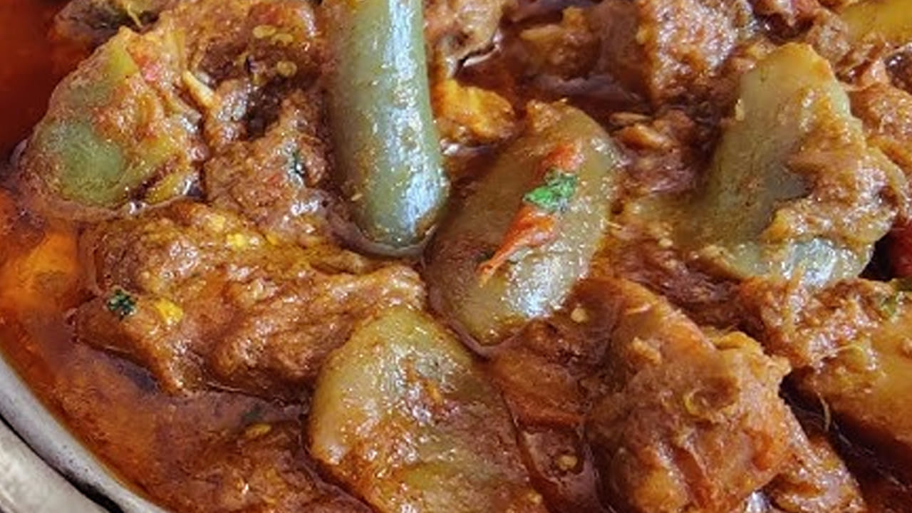 కావాల్సిన పదార్థాలు : 300 గ్రాములు వంకాయ ముక్కలు , చిన్న ఉల్లిపాయ, 500 గ్రాములు చికెన్, కట్ చేసిన పచ్చిమిర్చి, రెండు టొమాటో, ఒక టీ స్పూన్ కారం, అర టీ స్పూన్ పసుపు, ఒక టేబుల్ స్పూన్ అల్లం వెల్లుల్లి పేస్ట్, గరం మసాలా పొడి, అర టీ స్పూన్ గరం మసాలా, నూనె, సరిపడినంత ఉప్పును తీసుకోండి.