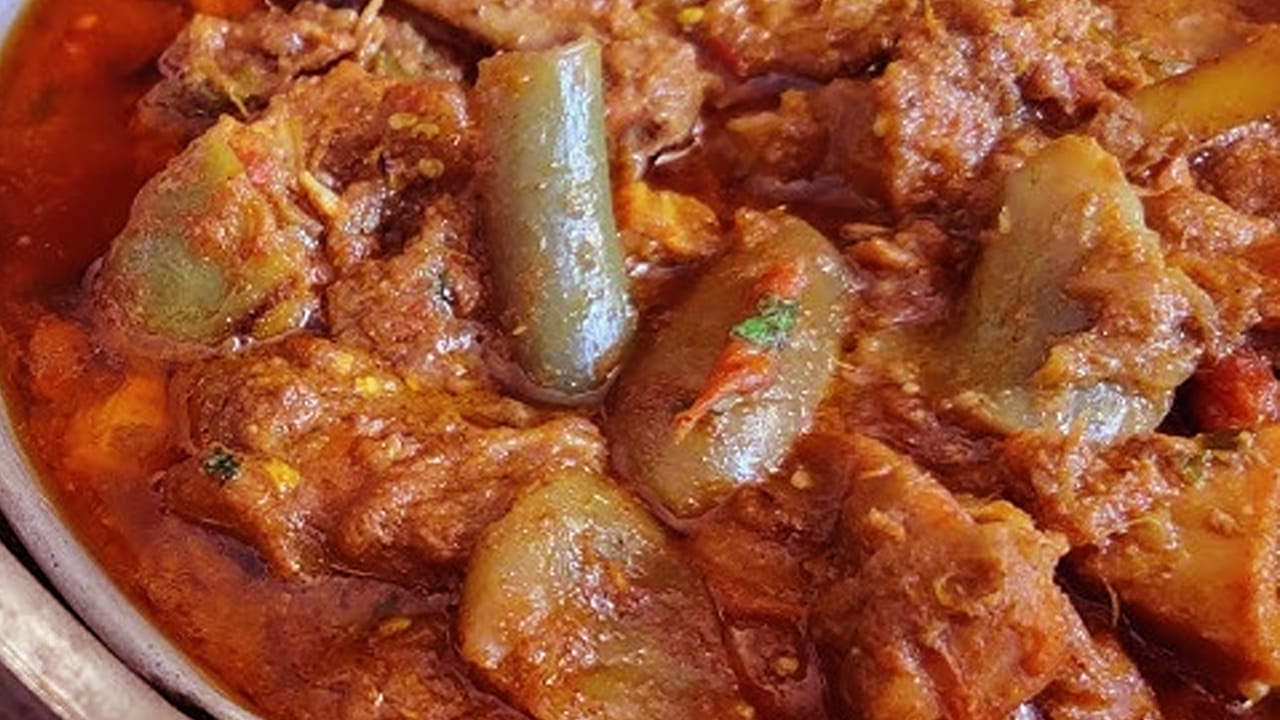 వంకాయతో చికెన్ కూర చేసుకుని తింటే భలే రుచిగా ఉంటుంది. అయితే, ఇక్కడ దీనికి కావాల్సిన పదార్ధాలు, తయారీ విధానం గురించి ఇక్కడ తెలుసుకుందాం..