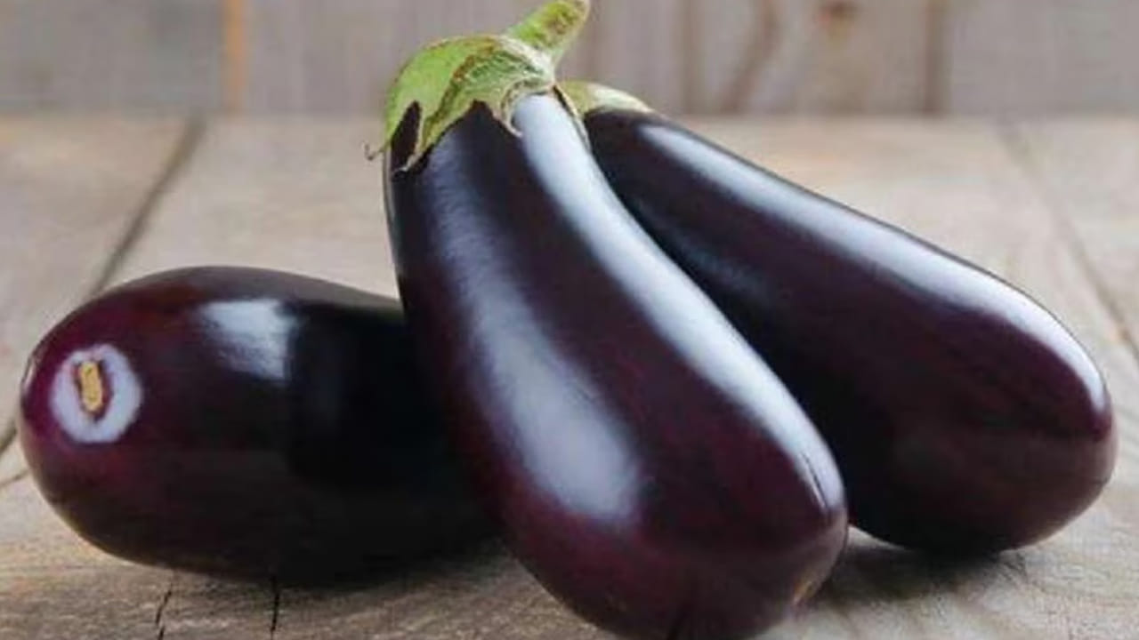 కిడ్నీలో రాళ్లు: దీనిలో ఆక్సలేట్లు అధికంగా ఉంటాయి. కాబట్టి కిడ్నీలో స్టోన్స్  ఉన్నవారు వంకాయలను తినకుండా ఉండటమే మంచిది. 