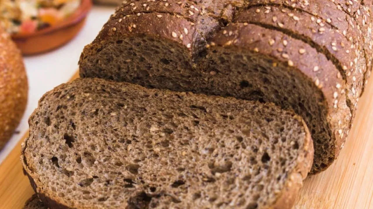 మార్కెట్లో దొరికే బ్రెడ్‌ కృత్రిమ రంగులో తయారు చేసినవి. వీటిల్లో ఫైబర్‌కు బదులు శుద్ధి చేసిన గోధుమ పిండి (మైదా), తక్కువ మొత్తంలో గోధుమ పిండి, చక్కెర, ఉప్పు, నూనె, ఈస్ట్, ప్రిజర్వేటివ్స్, కారామెల్ రంగు కలగలిసి ఉంటాయి. ఏదైనా బ్రెడ్ బరువు పెరిగే అవకాశం ఉంది. అందువల్ల ప్రతిరోజూ బ్రౌన్ బ్రెడ్ తినే వారు జాగ్రత్తగా ఉండాలి. వీటితో బరువు తగ్గడానికి బదులు మరింత పెరుగుతారు.