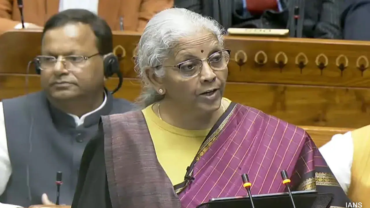 కేంద్ర బడ్జెట్‌లో సామాన్యులకు, మధ్యతరగతి వారికి పలు ఊరట కలిగించే అంశాలు ఉన్నాయి. ఇన్‌కమ్ ట్యాక్స్ రిటర్న్స్ (ITR) ఫైలింగ్ గడవును జూలై 31 వరకు పెంచారు. రిటర్న్స్ దాఖలులో ఏవైనా తప్పులుంటే మార్చి 31 వరకు సరిచేసుకోవచ్చు. ఇక 17 రకాల క్యాన్సర్ మందుల మీద కస్టమ్స్ డ్యూటీ తగ్గించారు. దీనివల్ల త్వరలో  క్యాన్సర్ చికిత్స ఖర్చు తగ్గనుంది.