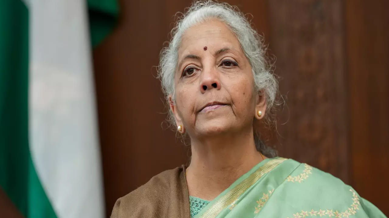 తిరుపతి లాంటి పుణ్యక్షేత్రాలు, చార్మినార్ లాంటి చారిత్రక ప్రదేశాలను మరింత అభివృద్ధి చేయనున్నారు. ఇందుకోసం టూరిస్ట్ గైడ్లకు ట్రైనింగ్ ఇవ్వనున్నట్లు బడ్జెట్లో తెలిపారు.ఇక రైతులకు నీటి ఎద్దడి రాకుండా 500 రిజర్వాయర్లను అభివృద్ధి చేస్తారు. అలగే వాల్నట్స్, బాదం వంటి తోటల పెంపకానికి ప్రోత్సాహం ఇస్తారు.