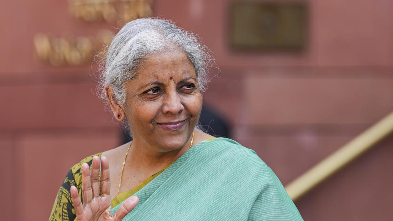 ఇక తెలుగు రాష్ట్రాల నుంచి చెన్నై, బెంగళూరు, పుణె వంటి నగరాలకు విద్య, ఉపాధి, వ్యాపార అవసరాల కోసం చాలామంది వెళ్తుంటారు. దీంతో హైస్పీడ్ రైల్ కారిడార్ల ఏర్పాటు వల్ల ప్రయాణం వేగవంతం కావడంతో పాటు కొత్త పరిశ్రమలు కూడా రానున్నాయి. దీని వల్ల ఉపాధి అవకాశాలు పెరుగుతాయి.