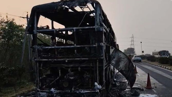 39 మంది ప్రాణాలు కాపాడిన బస్సు డ్రైవర్..!