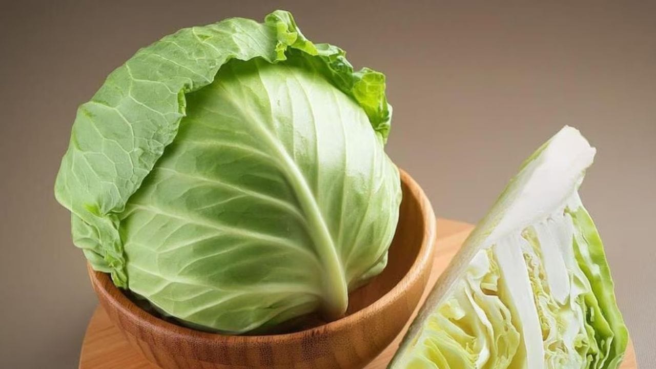 గుండె సమస్యలకు రక్తాన్ని పలుచబరిచే మందులు తీసుకునే వ్యక్తులు కూడా క్యాబేజీ విషయంలో జాగ్రత్తగా ఉండాలి. క్యాబేజీలో విటమిన్ కె అధికంగా ఉంటుంది, ఇది మందుల ప్రభావాన్ని తగ్గిస్తుంది, ఇది రక్తం గడ్డకట్టే ప్రమాదాన్ని పెంచుతుంది. కాబట్టి ఇలాంటి మందలు వాడే వ్యక్తులు కేవలం వైద్యుల సలహాతో మాత్రమే క్యాబేజీని తమ ఆహారంలో చేర్చుకోవాలి  