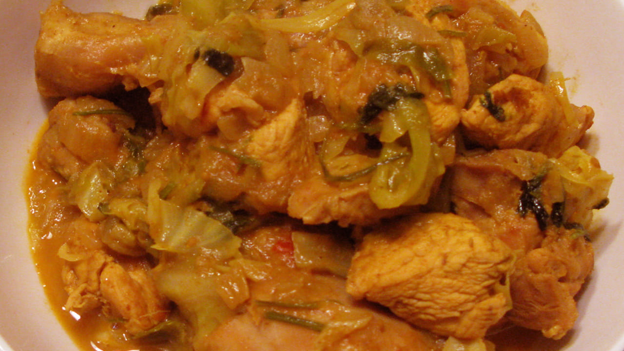 ఇక ఇప్పుడు  అల్లం-వెల్లుల్లి పేస్ట్ తీసుకుని దానిలో  వేసి బాగా వేయించి చికెన్ ముక్కలను వేయండి. 5 నిమిషాలు తర్వాత పసుపు, ఉప్పు వేసి  బాగా ఉడికించండి.