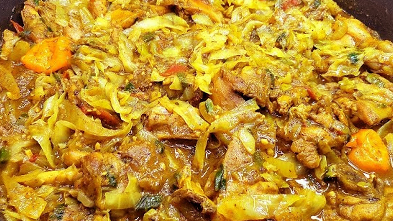 చికెన్ ముక్కలు ఉడికిన తర్వాత   క్యాబేజీని వేసి  బాగా కలపండి. అలాగే పొయ్యి మీదే 10 నిముషాలు ఉంచి బాగా  మగ్గనివ్వండి.