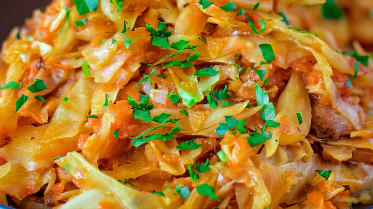 
కారం,  మసాలా పొడులు  వేసి బాగా కలుపుకోండి.  గ్రేవీ తినాలనుకునే వారు ఒక గ్లాస్ నీళ్ళు పోసి 10 నిముషాలు అలాగే ఉంచండి. క్యాబేజీ, చికెన్ ఉడికిన తర్వాత దించే ముందు  కొత్తిమీర వేసి కిందకు దించేయండి. అంతే, వేడి వేడి చికెన్, క్యాబేజి కర్రీ రెడీ.
