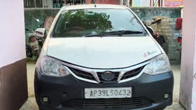 అనుమానాస్పదంగా ఆ కారులో వ్యక్తులు.. పోలీసులు తనిఖీ చేయగా..