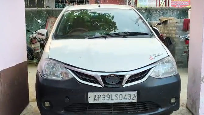 అనుమానాస్పదంగా ఆ కారులో వ్యక్తులు.. పోలీసులు తనిఖీ చేయగా..