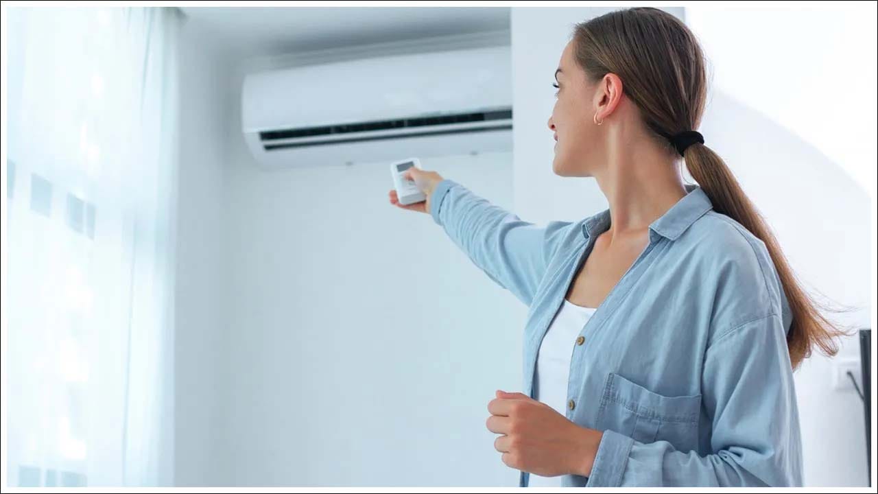  ఏ ఏసీ ఖరీదైనది?: ఇంధన ధర లీటరుకు 100 రూపాయలు ఉంటే కారు ఏసీ గంటకు 50-70 రూపాయలు ఖర్చవుతుంది. ఇంతలో విద్యుత్ ధర యూనిట్‌కు 10 రూపాయలు అయితే ఇంటి ఏసీ గంటకు గరిష్టంగా 20 రూపాయలు వినియోగించగలదు. అంటే కారు ఏసీ కంటే ఇంటి ఏసీ మరింత పొదుపుగా ఉంటుంది.