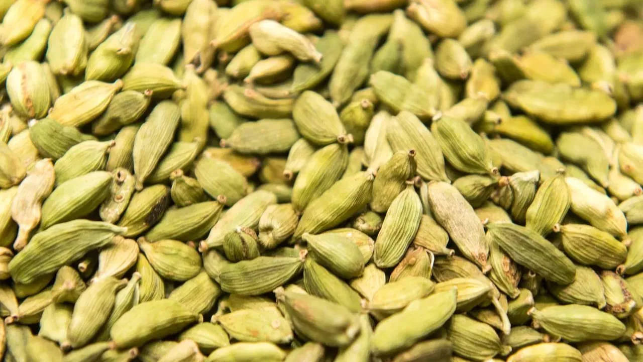 యాలకులు అనేవి చిన్న గింజల లాంటి ఆహార పదార్థమే  అయినా.. ఆరోగ్యానికి మాత్రం గొప్ప వరం. సువాసనతో మనసును ఆకట్టుకునే యాలకులు, ఆయుర్వేదంలో ప్రాచీనకాలం నుంచే ఔషధంగా ఉపయోగించబడుతున్నాయి. జీర్ణక్రియను మెరుగుపరచడం నుంచి నోటి ఆరోగ్యం, హృదయ సంరక్షణ వరకు అనేక ప్రయోజనాలు వీటిలో దాగి ఉన్నాయి. రోజువారీ ఆహారంలో కొద్దిగా యాలకులు చేర్చుకుంటే, శరీరానికి సహజమైన బలం, ఉత్సాహం లభిస్తుంది. కానీ, భోజనం తర్వాత యాలకులు తినడం వల్ల కలిగే ప్రయోజనాలు ఏమిటో చాలా మందికి మీకు తెలియకపోవచ్చు? భోజనం తర్వాత యాలకులు తినడం వల్ల అనేక ఆరోగ్య సమస్యలు తగ్గుతాయి.
