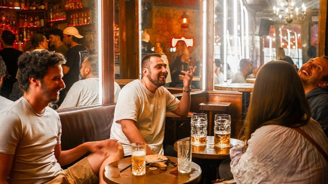 మందు బాబులకు గుడ్ న్యూస్.. అక్కడ డ్రింక్ ఫ్రీ! కానీ ఒక చిన్న కండిషన్.. అదేంటో తెలుసా?