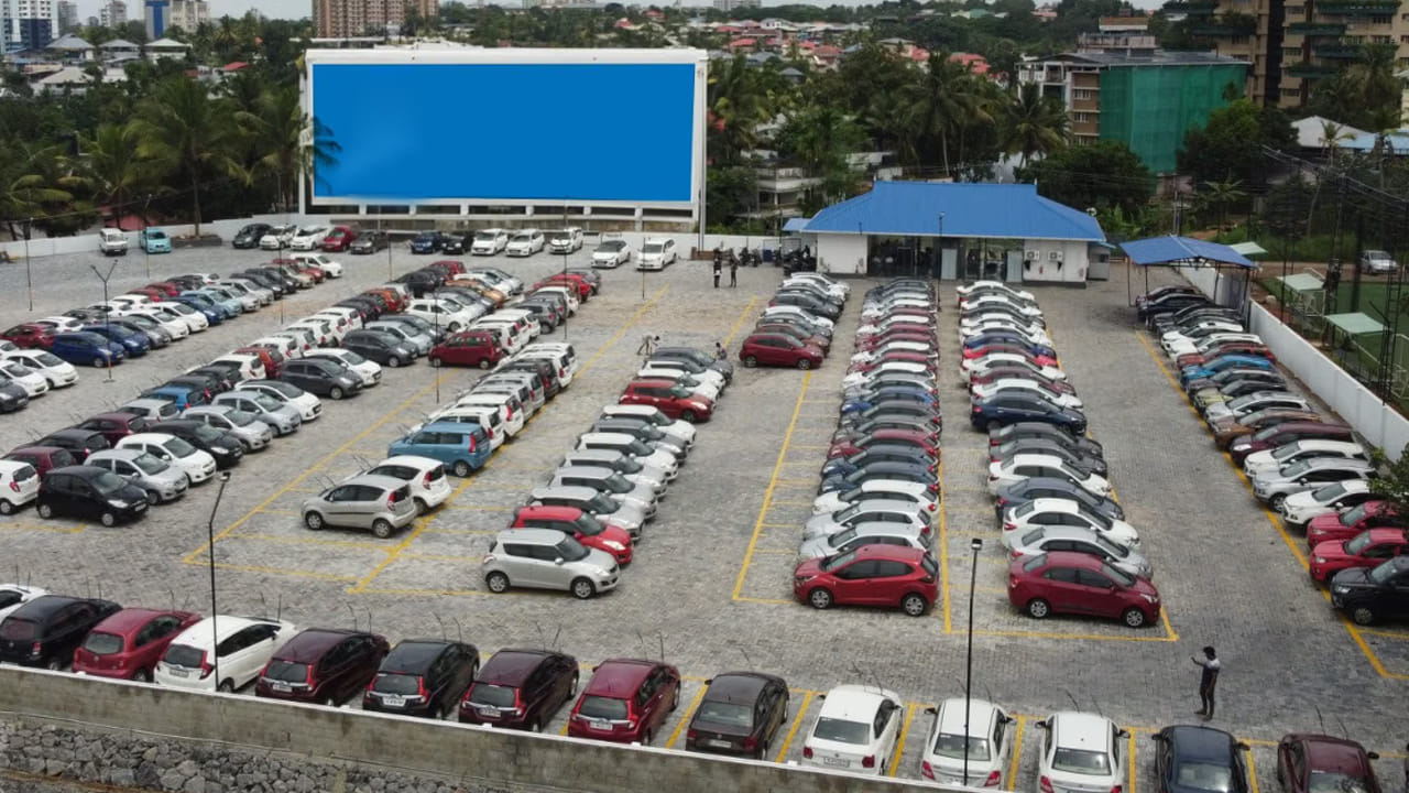 Car Sales: ఐఫోన్ ధరకే లగ్జరీ కార్లు.. అద్దిరిపోయే ఫీచర్లు.. ఎక్కడో కాదు.. మన హైదరాబాద్‌లోనే