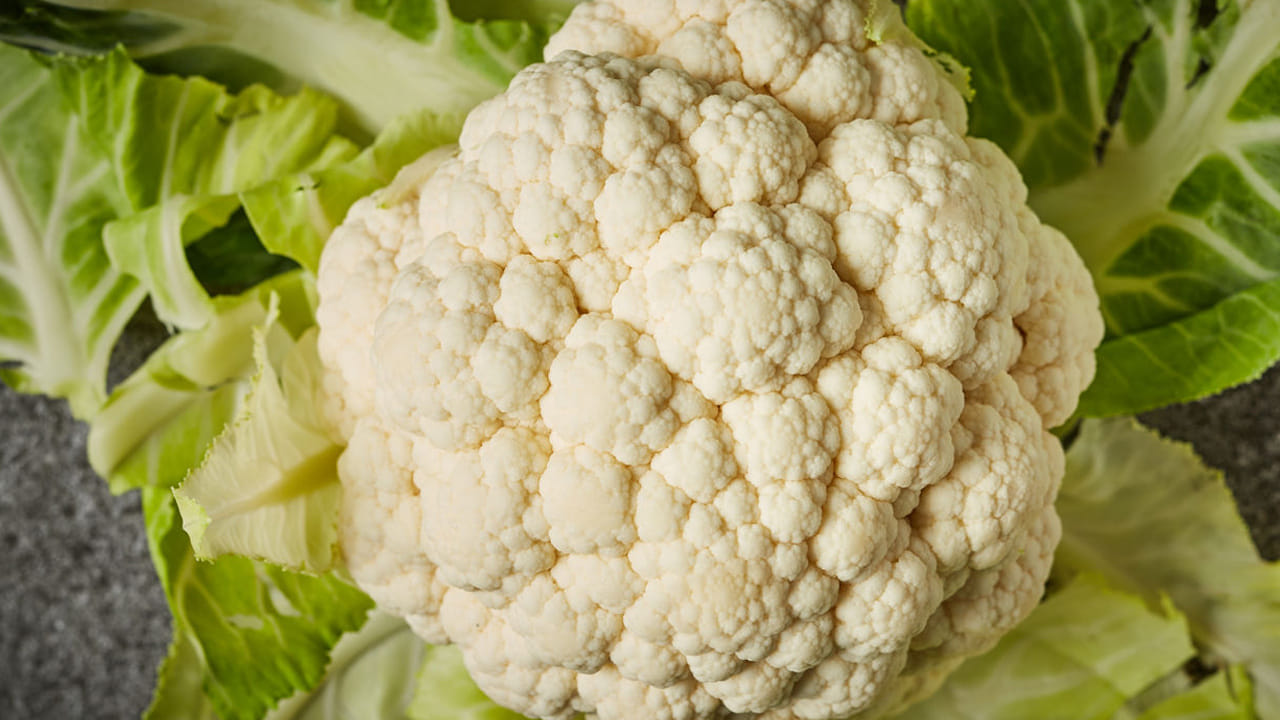 ముందుగా కాలిఫ్లవర్ ను తీసుకుని పాన్ లో వేసేస్తారు. ఇలా చెయ్యకూడదు. దీని వలన రుచి మొత్తం పోతుంది. అలా కాకుండా, కాలిఫ్లవర్ ను తీసుకుని శుభ్ర పరిచి ఆరబెట్టి ఆ తర్వాత వండాలి.