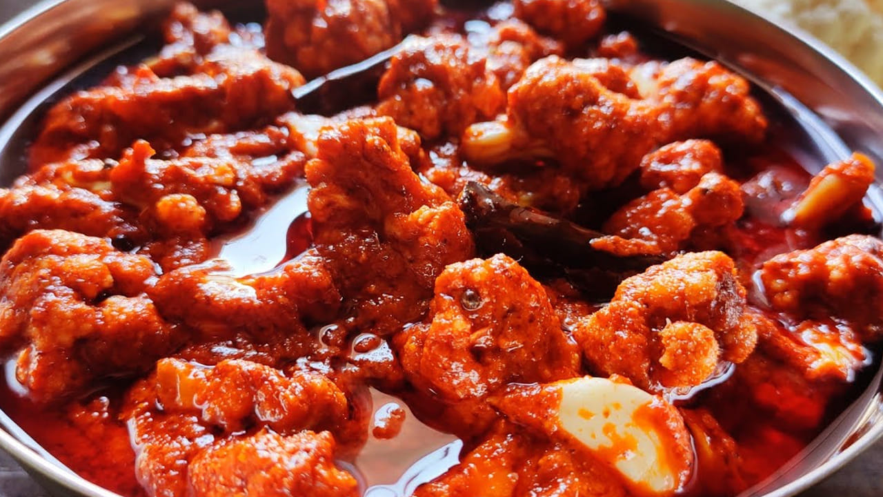 కావలసిన పదార్థాలు: కాలిఫ్లవర్ పెద్దది, ఒక టీ స్పూన్ కారం, ఉప్పు రుచికి సరి పడినంత, రెండు టేబుల్ స్పూన్స్ ఆవాల పొడి, అర టీ స్పూన్ మెంతుల పొడి, 6 వెల్లుల్లి రెబ్బలు, రెండు టేబుల్ స్పూన్స్ నిమ్మరసం, రెండు టేబుల్ స్పూన్స్ నూనె, తాలింపు గింజలు తీసుకుకోవాలి.