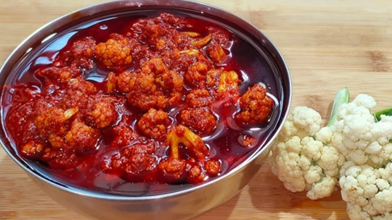 కాలిఫ్లవర్ పచ్చడి ఎలా చేయాలంటే: ముందుగా కాలిఫ్లవర్ తీసుకుని ముక్కలుగా కట్ చేసుకుని వాటిని వేడినీటిలో ఉంచి ఆ తర్వాత వడ కట్టాలి.