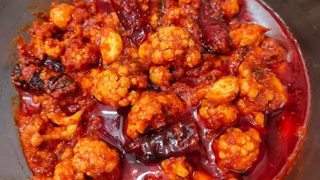 ఇప్పుడు పాన్ తీసుకుని దానిలో ఆయిల్ వేసి అది వేడయ్యాక దానిలో తాలింపు గింజలు , మినుములు, ఎండుమిర్చి, కరివేపాకు, కొత్తిమీర వేసి తాలింపు పెట్టి చల్లారిన తర్వాత పచ్చడిలో కలుపుకోవాలి