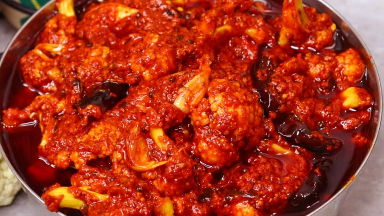 ఇక చివర్లో రెండు టేబుల్ స్పూన్స్ నిమ్మరసం దానిలో వేసి ఒక సీసాలో పెట్టుకోవాలి. ఈ పచ్చడిని కదిలించకుండా రెండు మూడు రోజులు అలా ఉంచి ఆ తర్వాత వేడి వేడి అన్నంలో తింటే టేస్టీగా ఉంటుంది